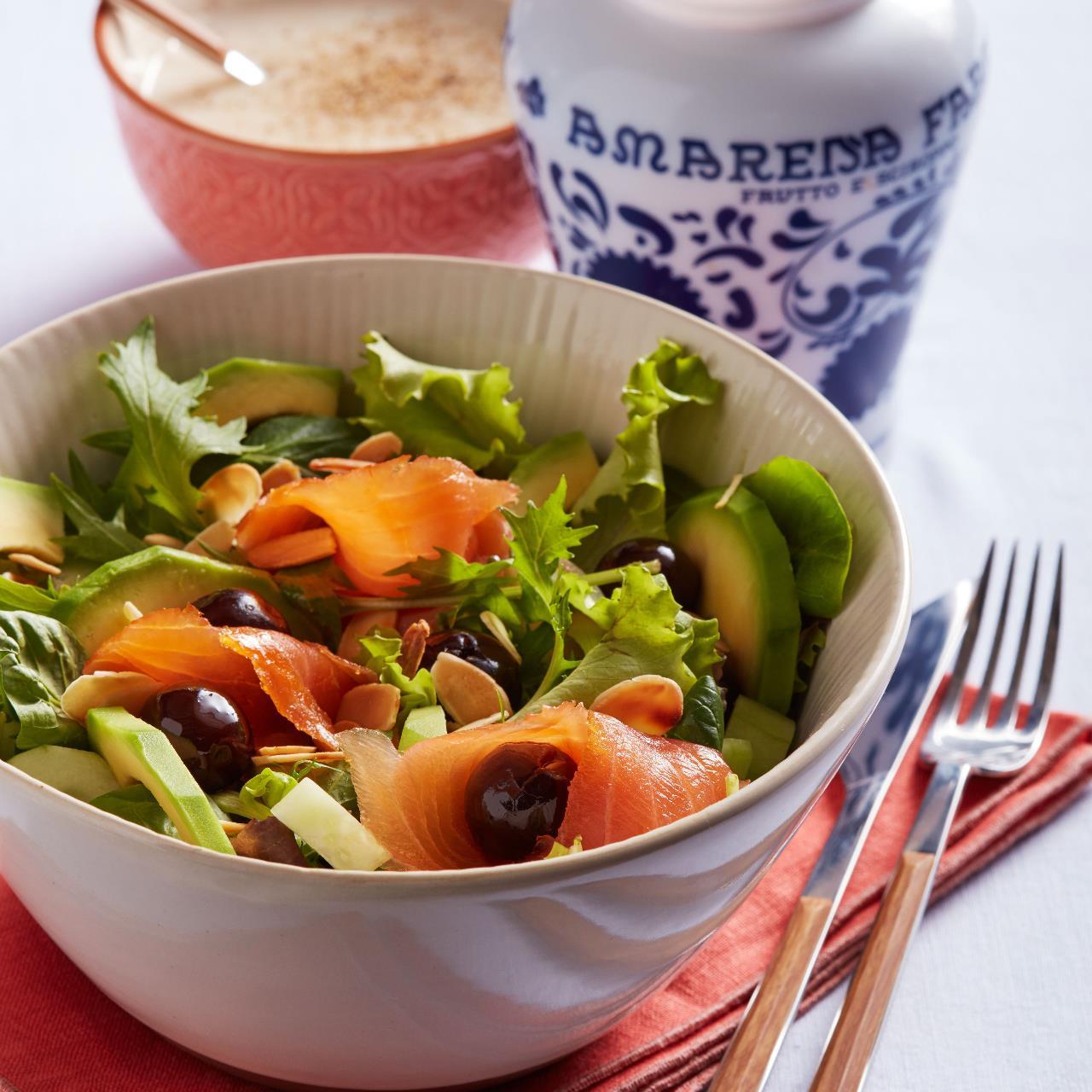 Insalata con avocado e salmone